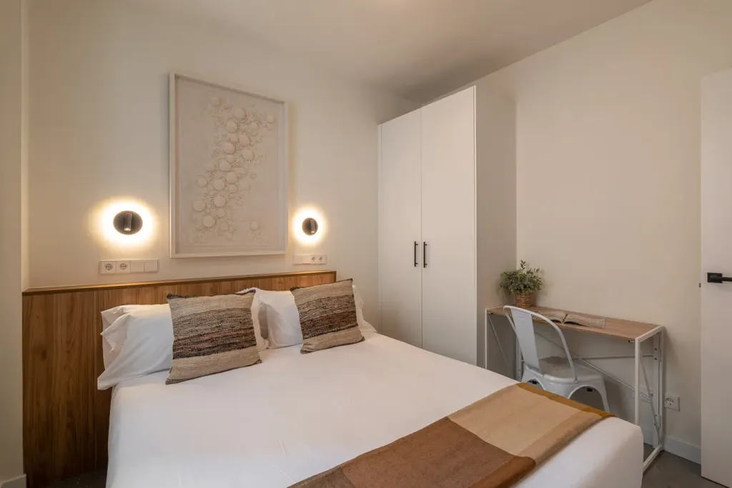 habitación luminosa con cama de matrimonio
