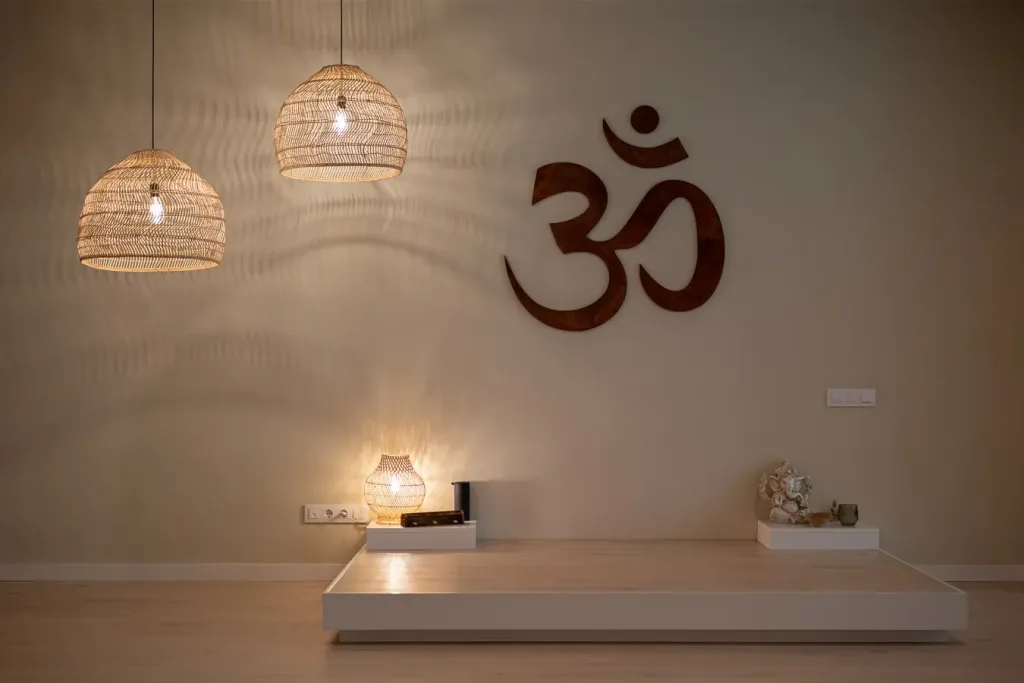 Escenario de yoga con decoración de lámparas colgantes y símbolo Om
