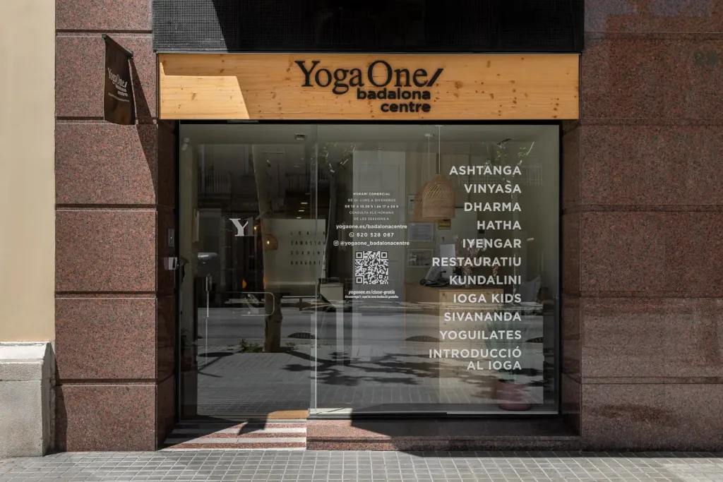 Fachada del centro de yoga con cristalera y nombre del centro