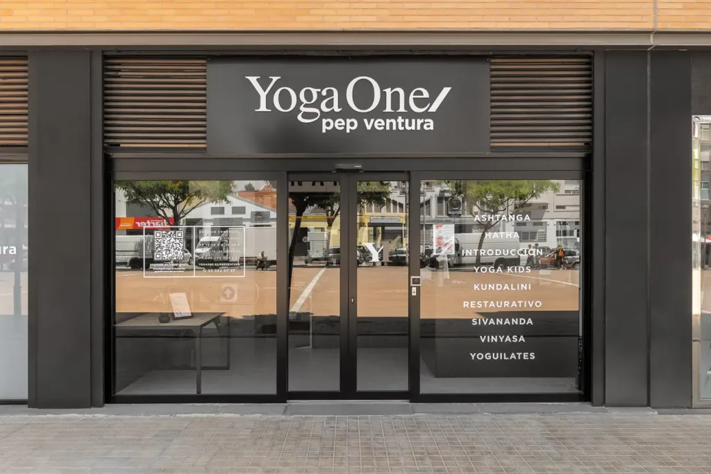 Fachada del estudio de yoga con cristalera grande