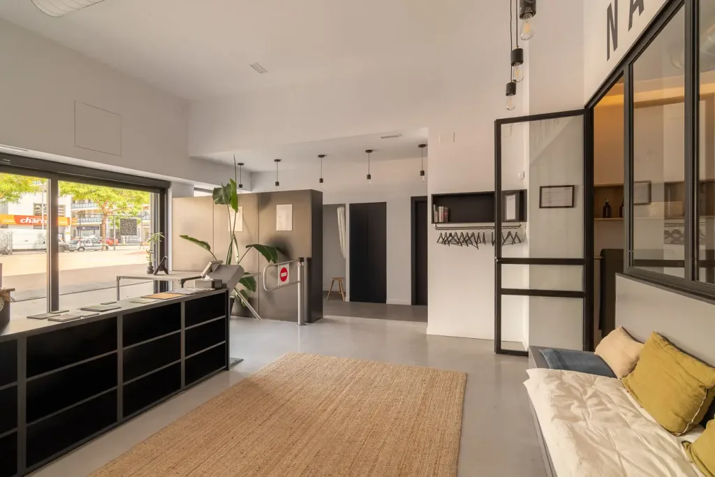 Interior del estudio de yoga con recepción y área de espera