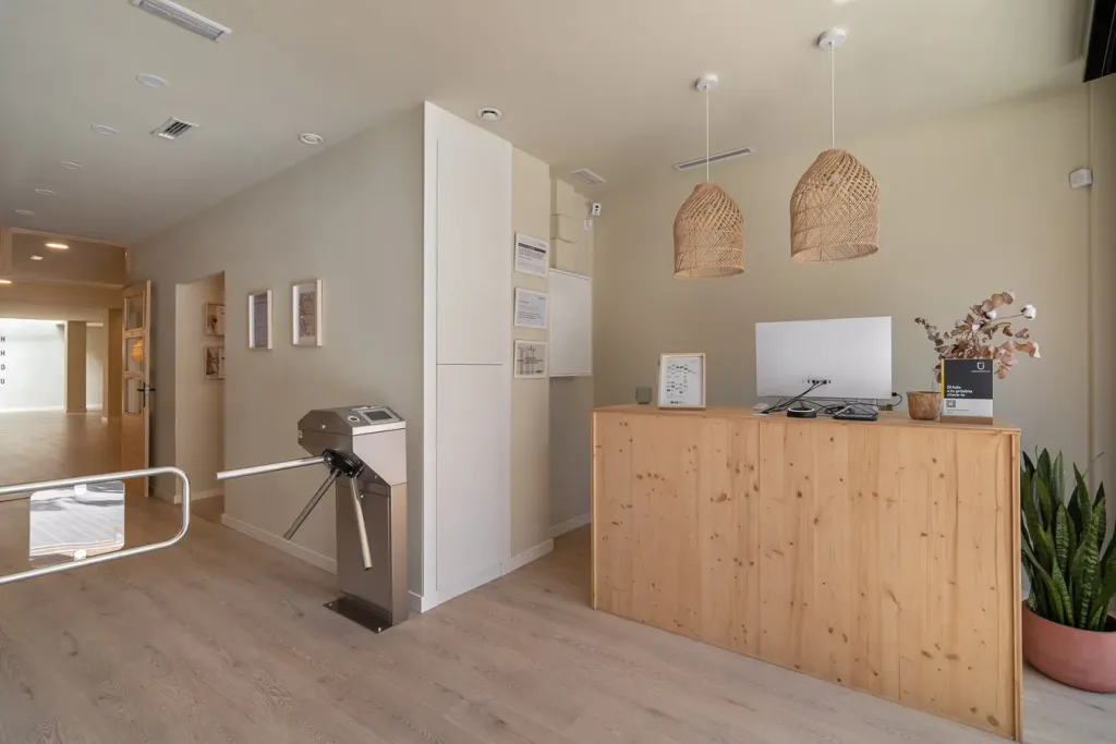 Recepción del centro de yoga con decoración minimalista
