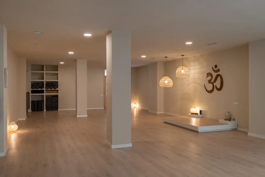 Sala de yoga con luz ambiental y decoración minimalista