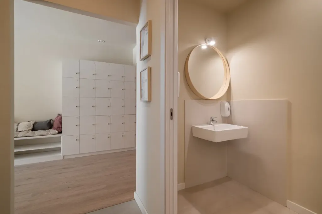 vestuario con lavabo y espejo redondo