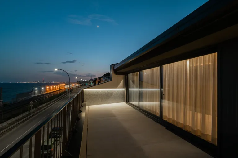 Fotografía Nocturna en Montgat Capturando la Magia de la Arquitectura Moderna
