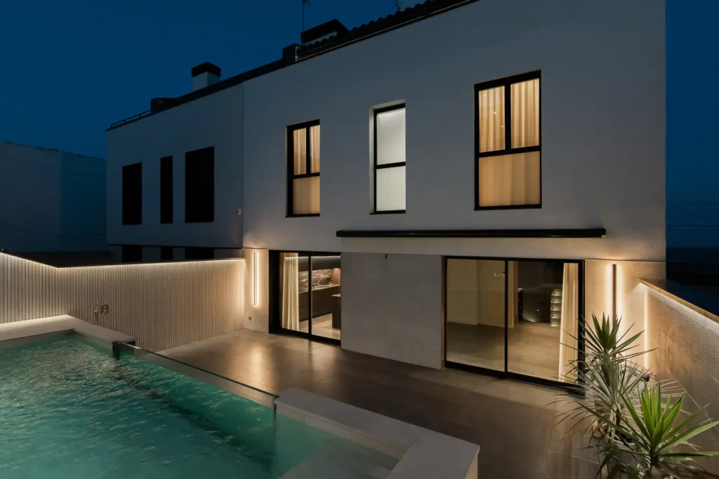 fachada moderno con iluminación y piscina