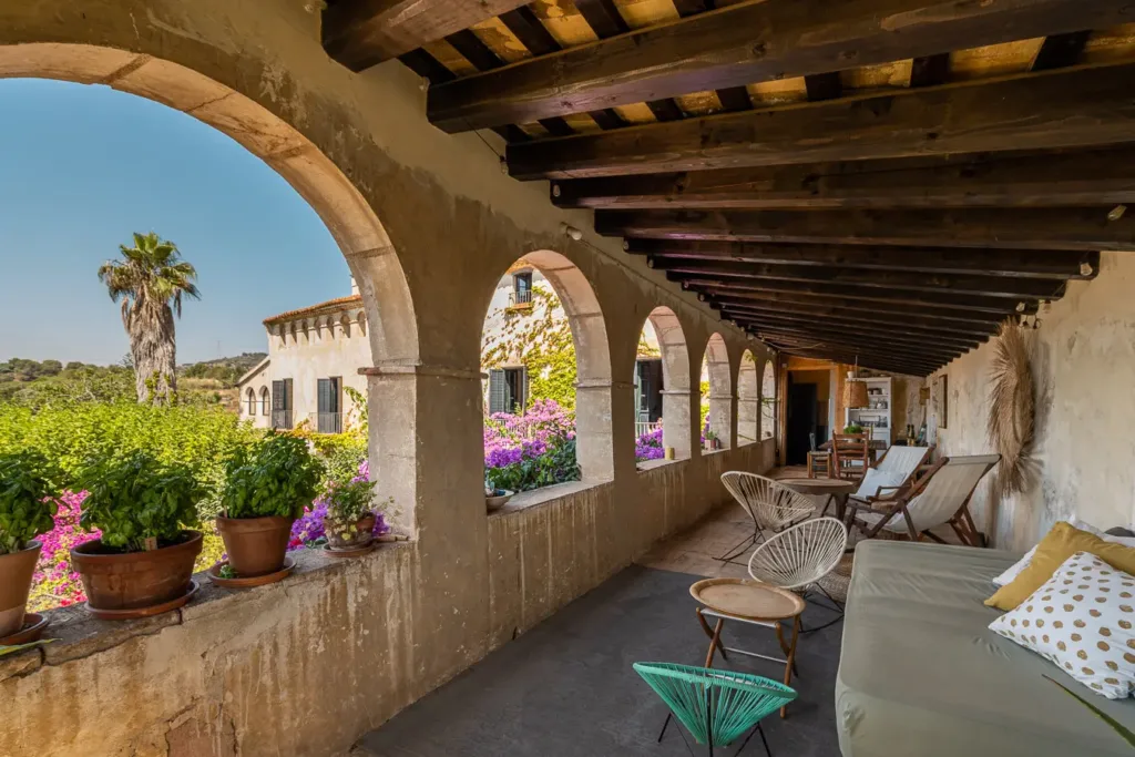 pasillo con arcos y plantas