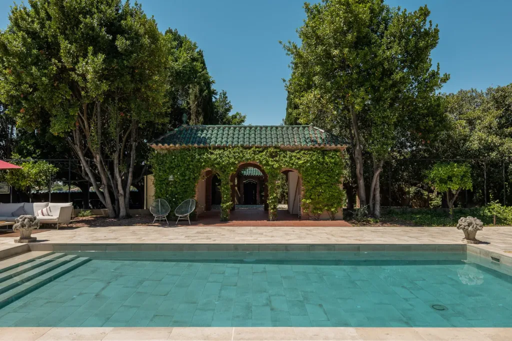 piscina con cabaña rodeada de árboles
