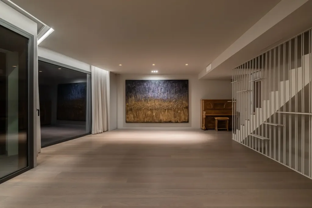 salon moderno con escalera minimalista y gran pintura