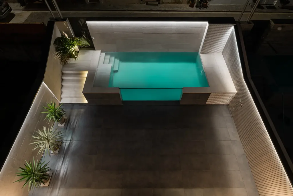 vista aerea de piscina urbana con iluminación nocturna