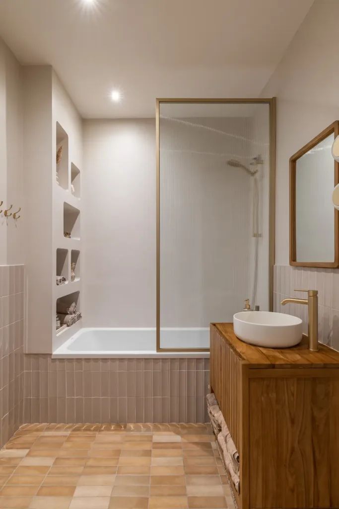 baño con bañera y estanterías empotradas
