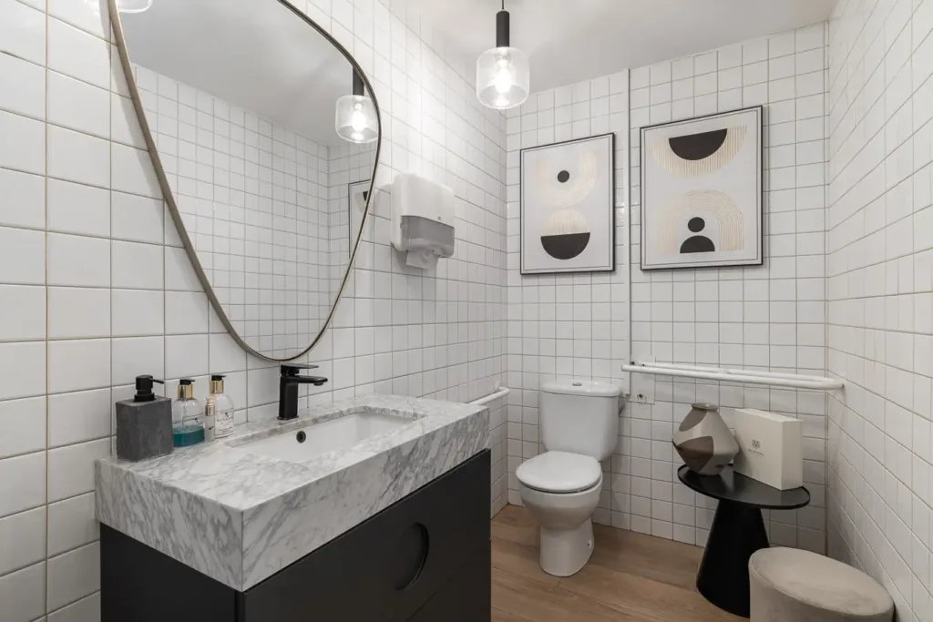 bano moderno en clinica con espejo y lavabo