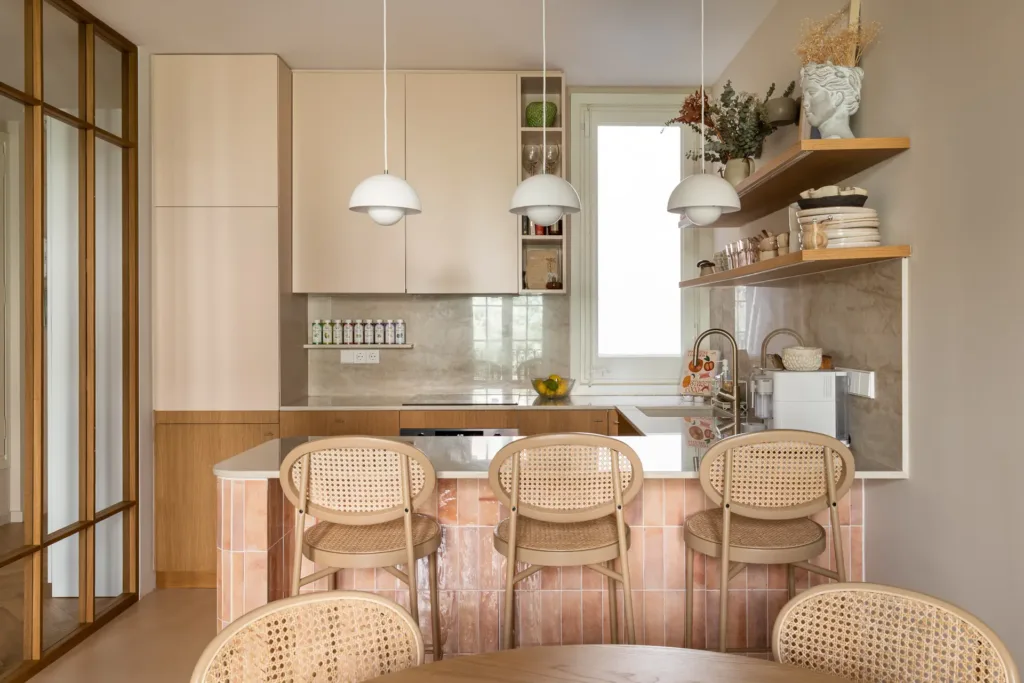 cocina con barra y sillas de ratán y madera
