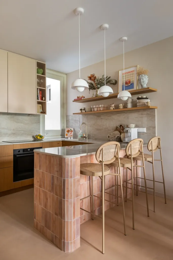 cocina moderna con isla y colgantes blancos