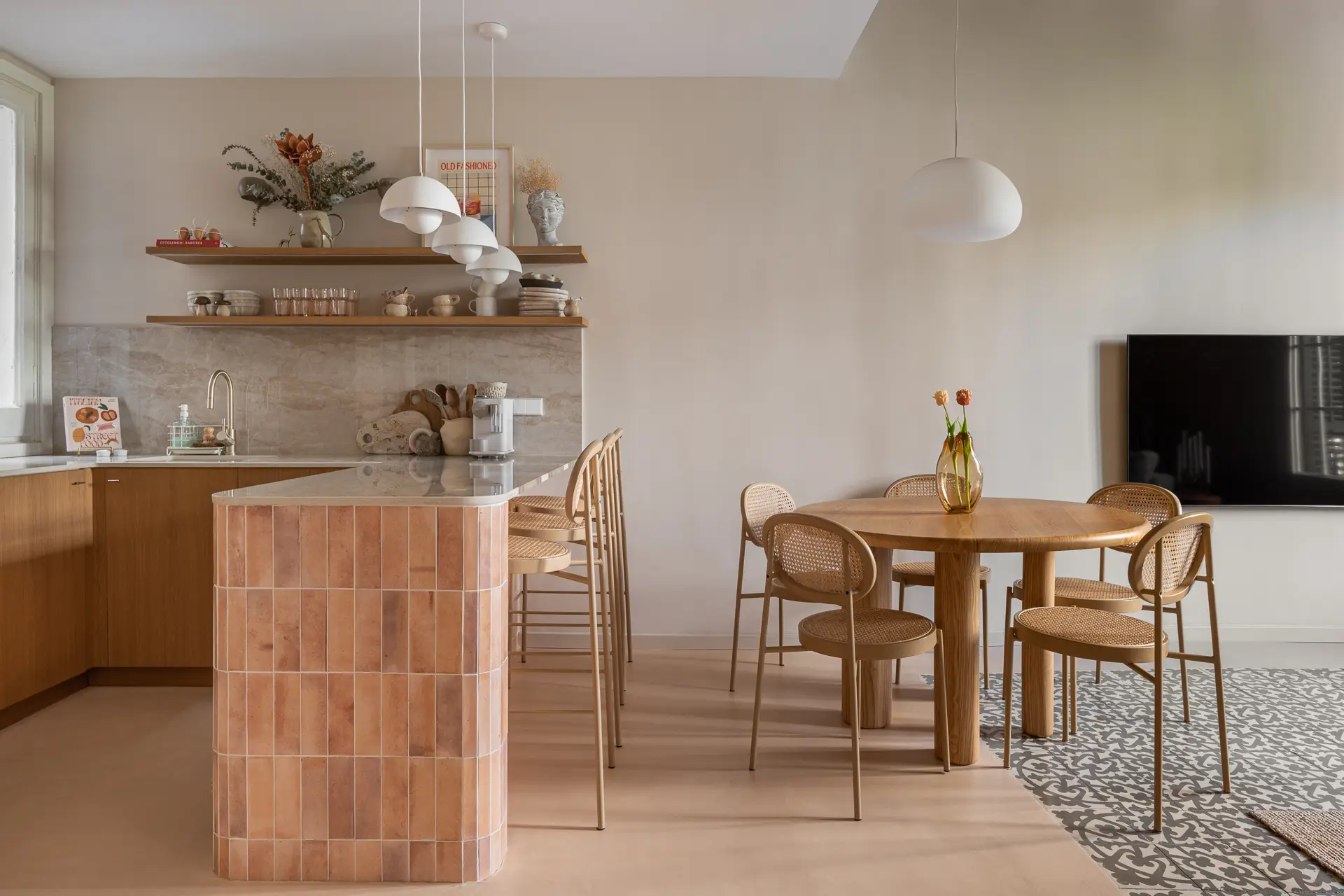 comedor con mesa de madera y sillas de ratán