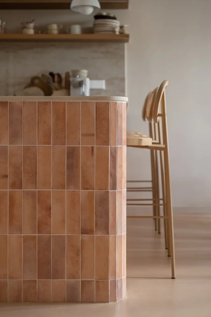 detalle de azulejos en isla de cocina moderna