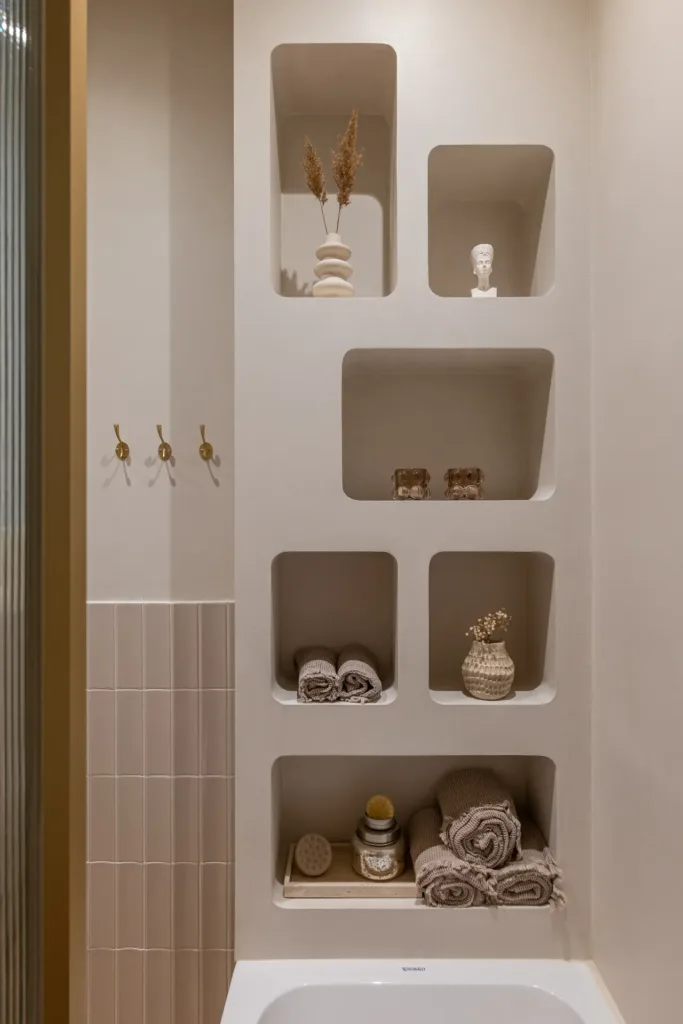 detalle de estantería decorativa en baño moderno