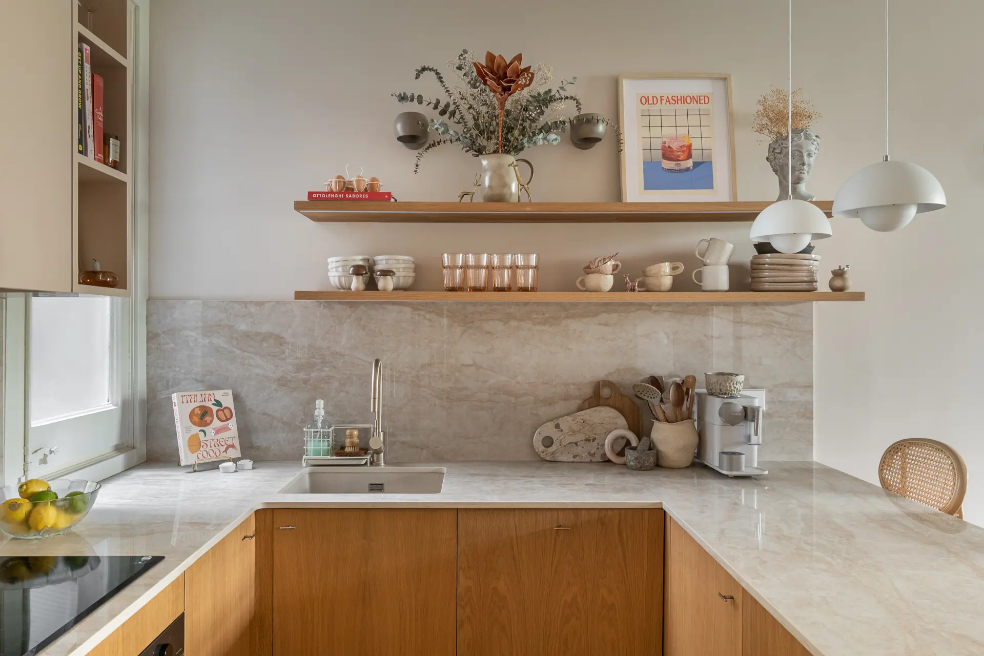 detalle de estantería y accesorios en cocina moderna