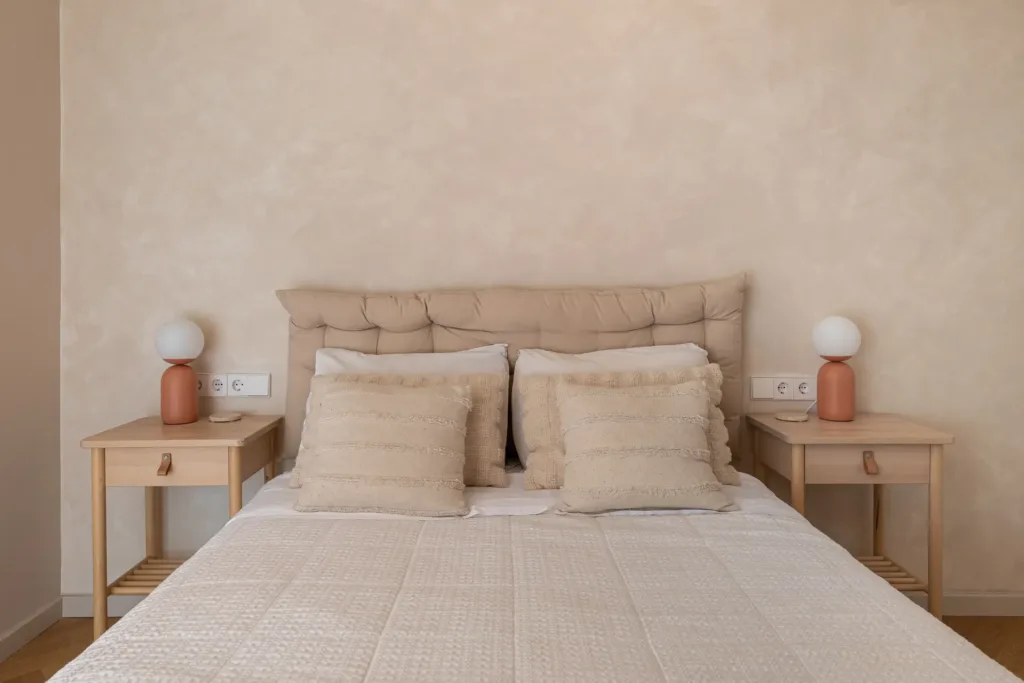 dormitorio con cama y lámparas de noche