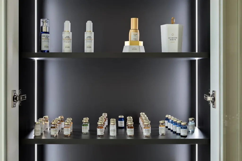 estanteria de productos cosmeticos con iluminacion
