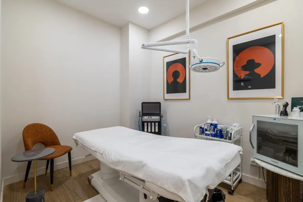 mesa de tratamientos dermatologicos con silla decorativa