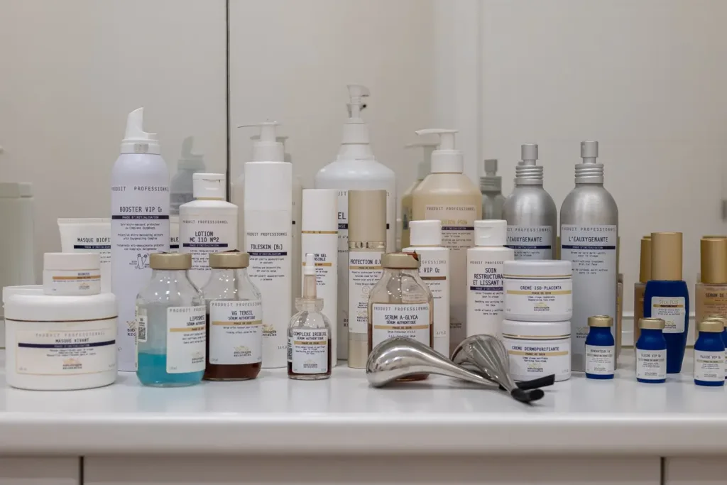 productos dermatologicos en estanteria con espejo