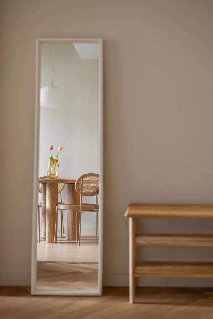 reflejo de comedor en espejo moderno
