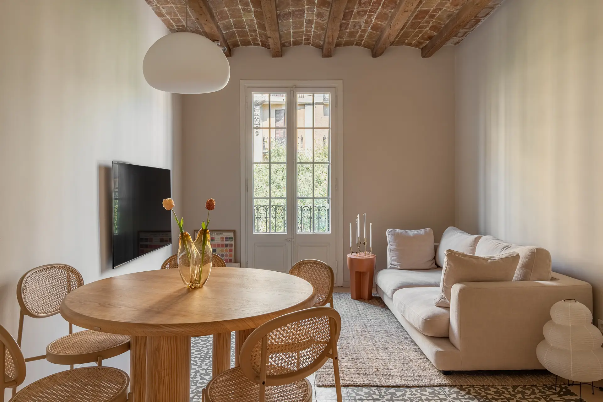 sala de estar con mesa de comedor y luz natural