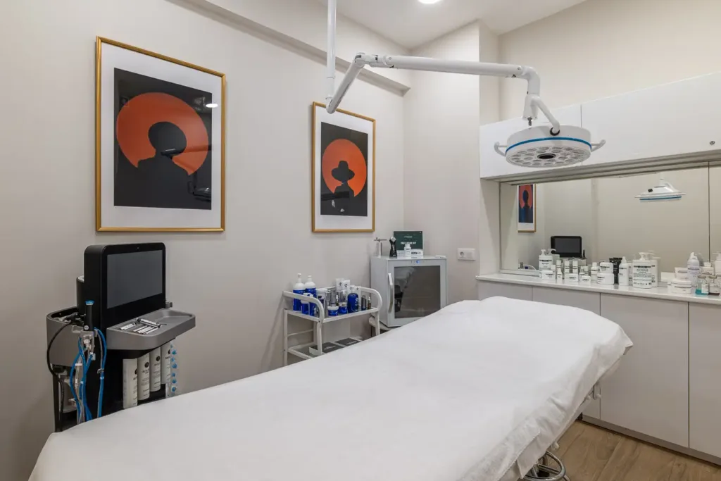 sala de procedimientos con maquina de dermatologia