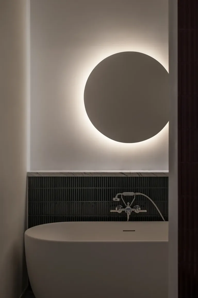 bañera con luz de diseño moderno en baño minimalista