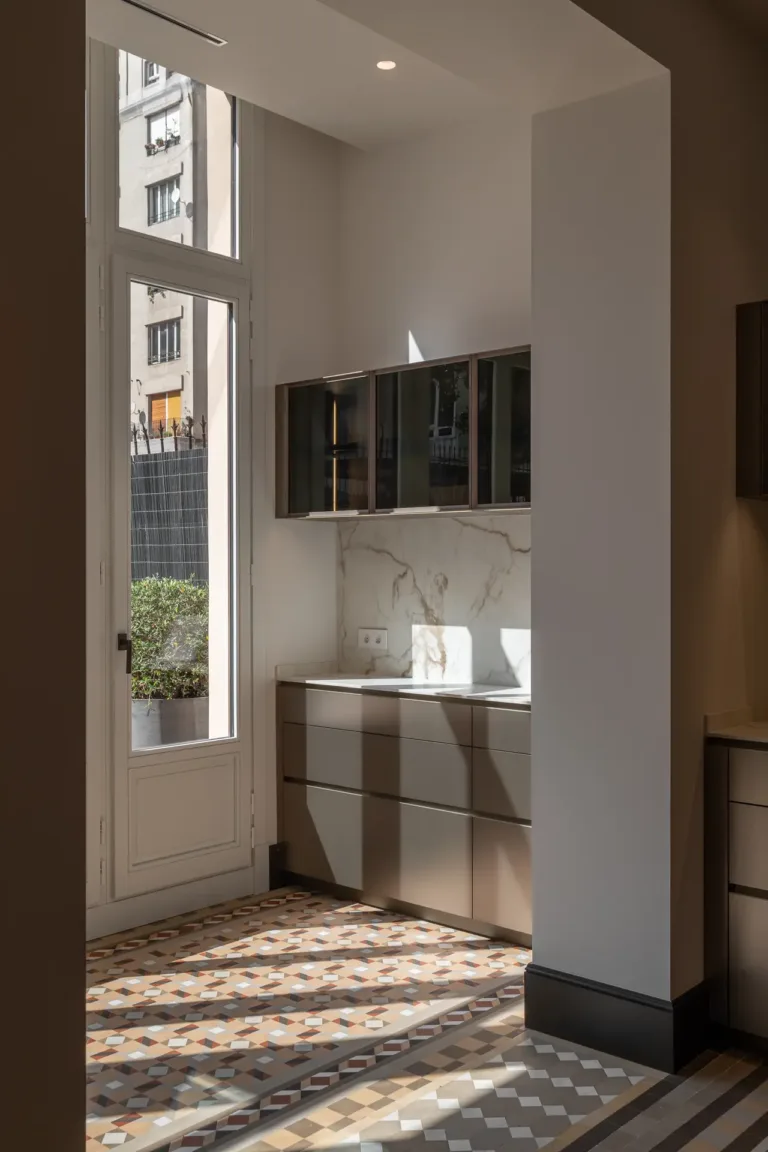 cocina con diseño moderno y suelos de mosaico