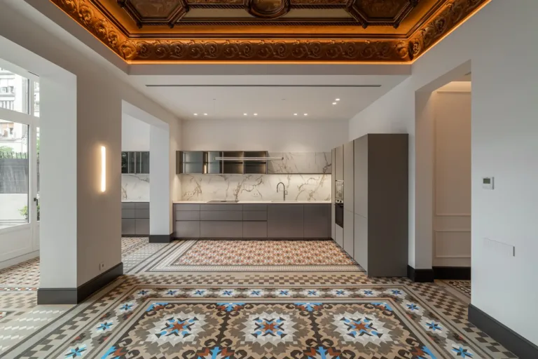 cocina moderna con diseño minimalista y techo decorado
