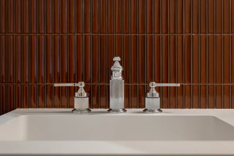 detalle del grifo y azulejos en diseño minimalista