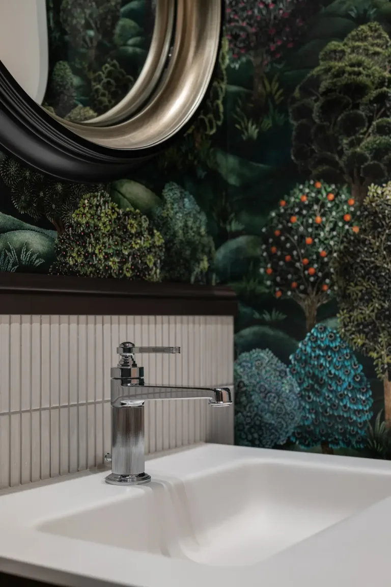espejo decorativo sobre lavabo con fondo de temática natural