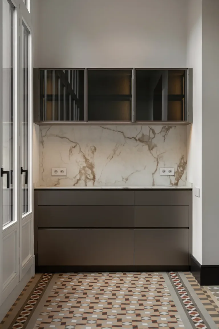 gabinetes de cocina minimalistas con pared de mármol