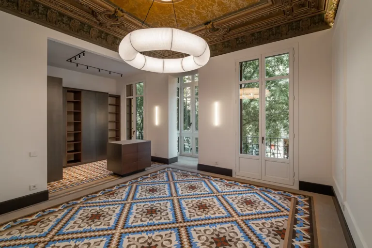 habitación con molduras doradas y suelos de mosaico azul