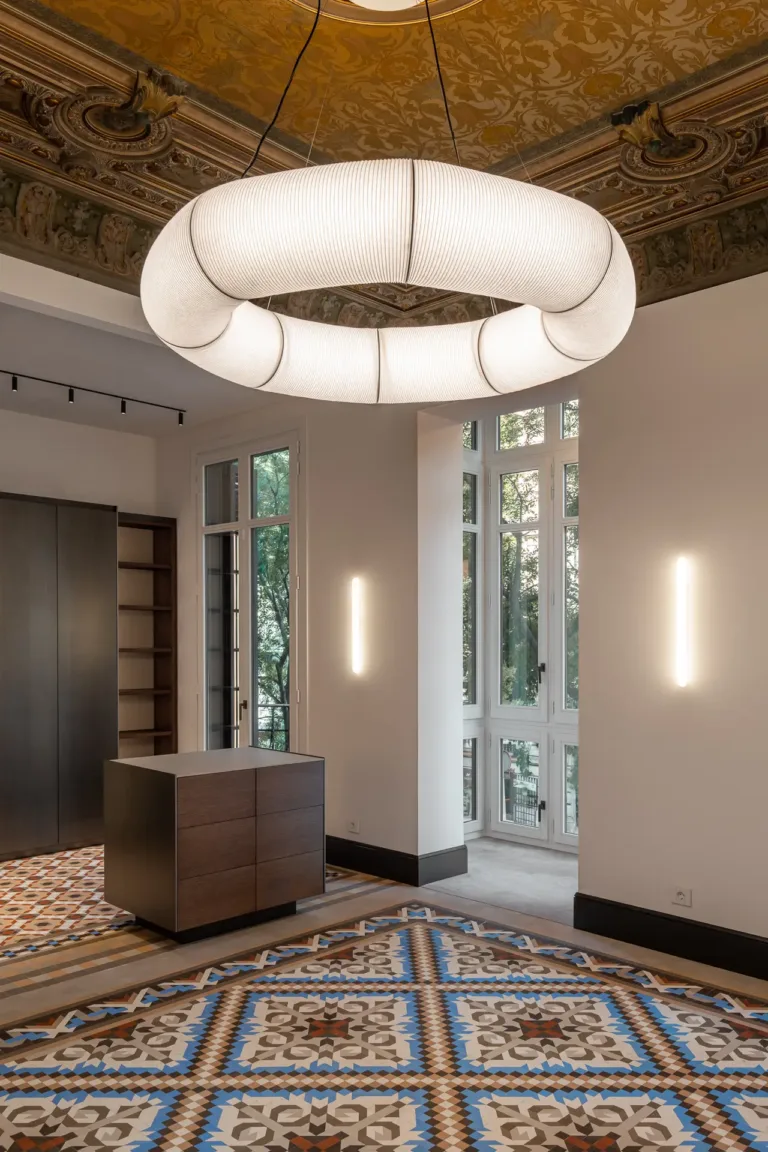 lámpara moderna en habitación con diseño clásico