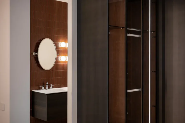 lavabo moderno con pared de azulejos en tonos cálidos