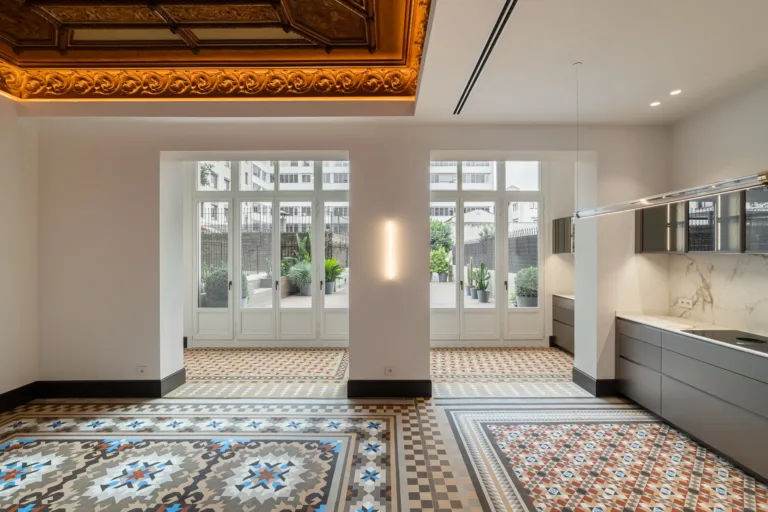 sala con molduras doradas en el techo y mosaicos en el suelo