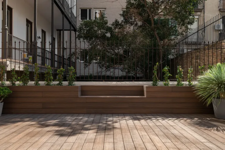 terraza con suelo de madera y jardineras modernas