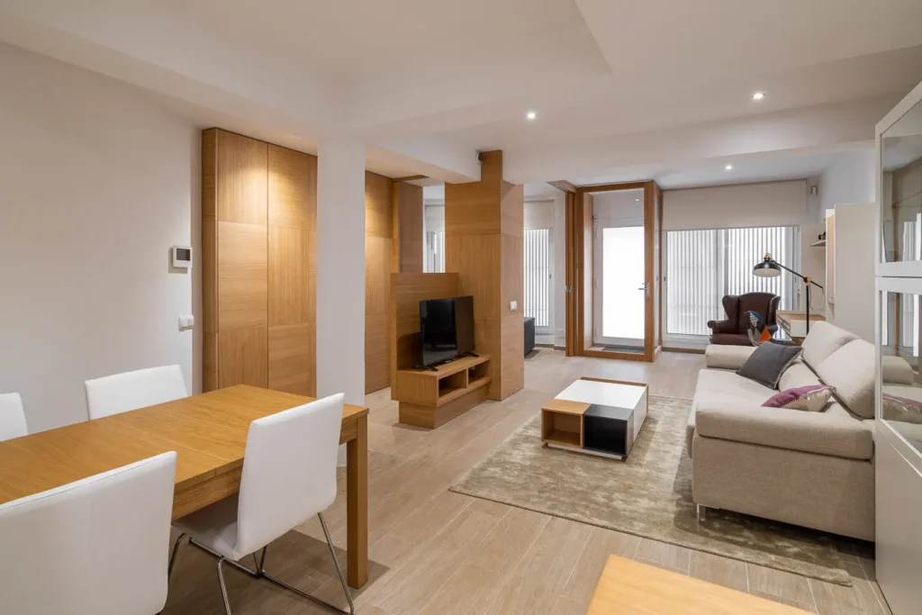 amplia sala de estar con muebles comodos y luz natural