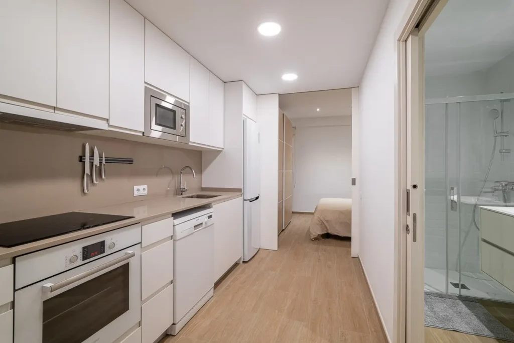 cocina con estilo contemporaneo y electrodomesticos modernos