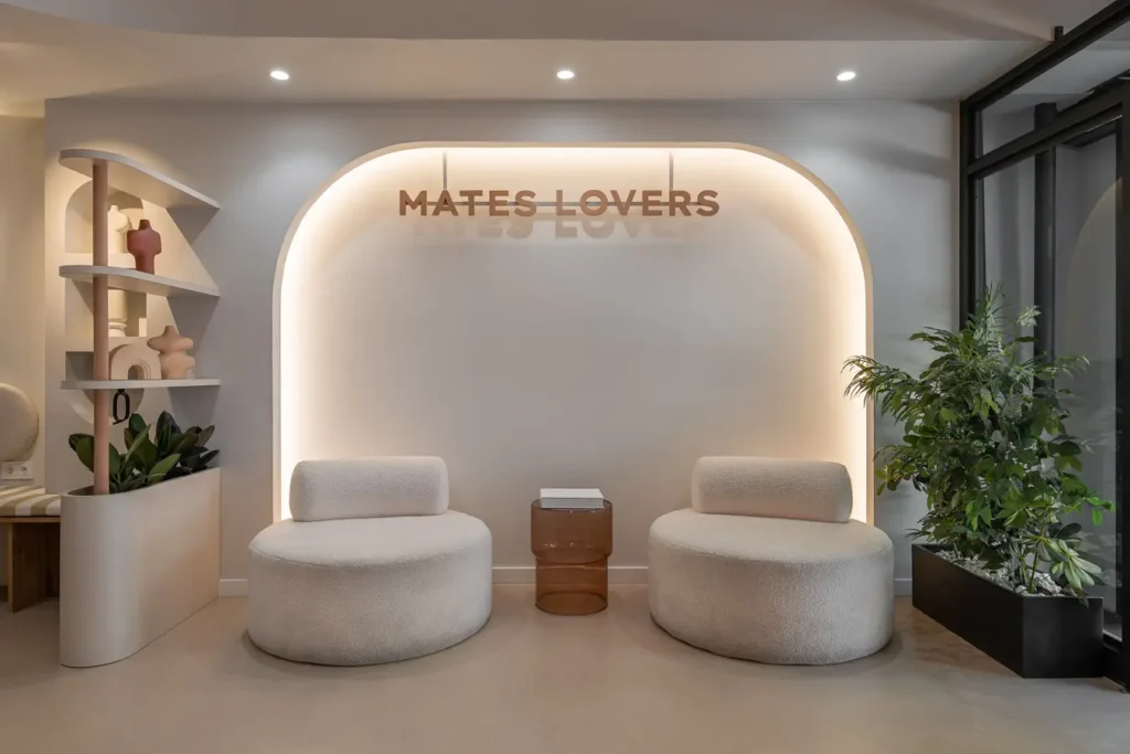 espacio de recepcion con sillas modernas y plantas