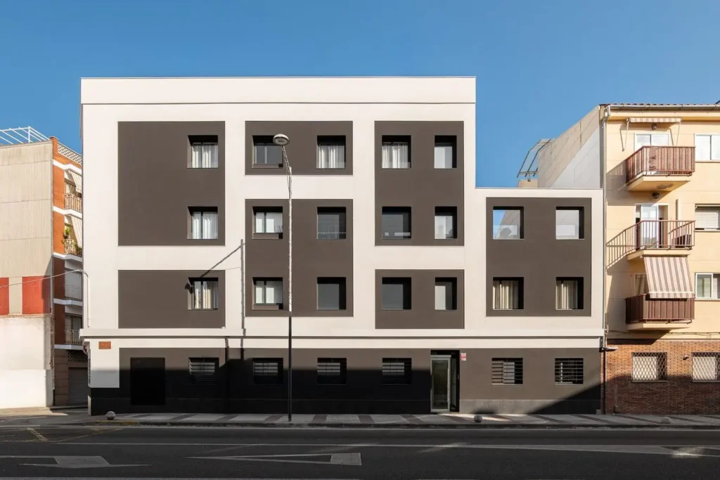 fachada edificio con diseno moderno en la ciudad