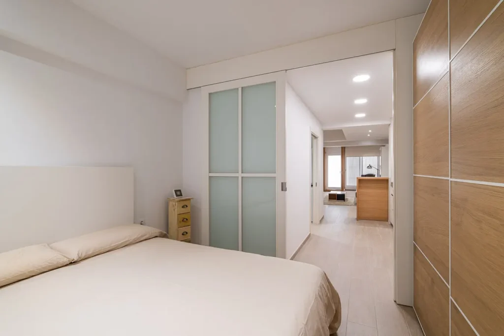 habitacion minimalista con armarios modernos y cama