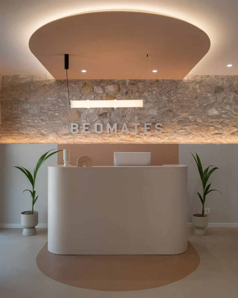 mostrador con diseno minimalista en un lobby moderno