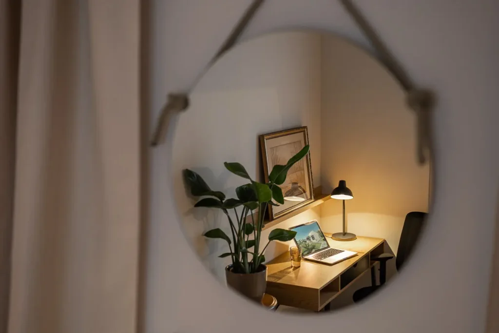 reflejo en espejo de un rincon acogedor con escritorio