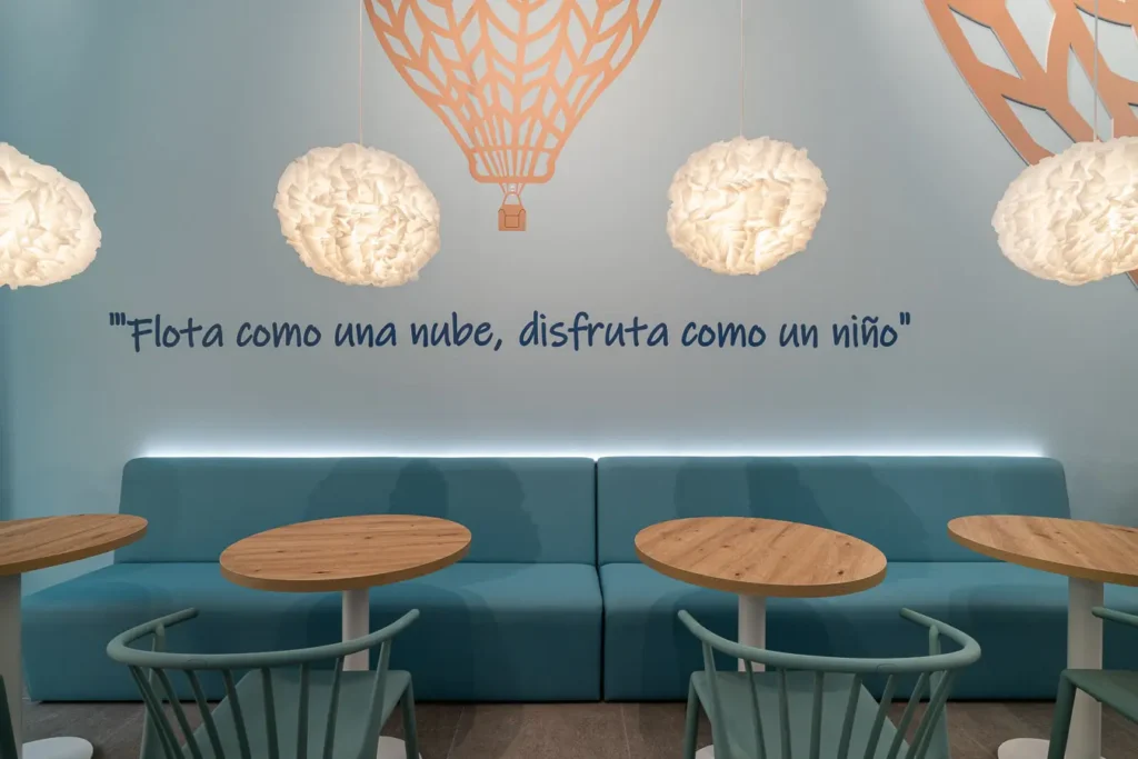 frase en la pared flota como una nube en zona de mesas