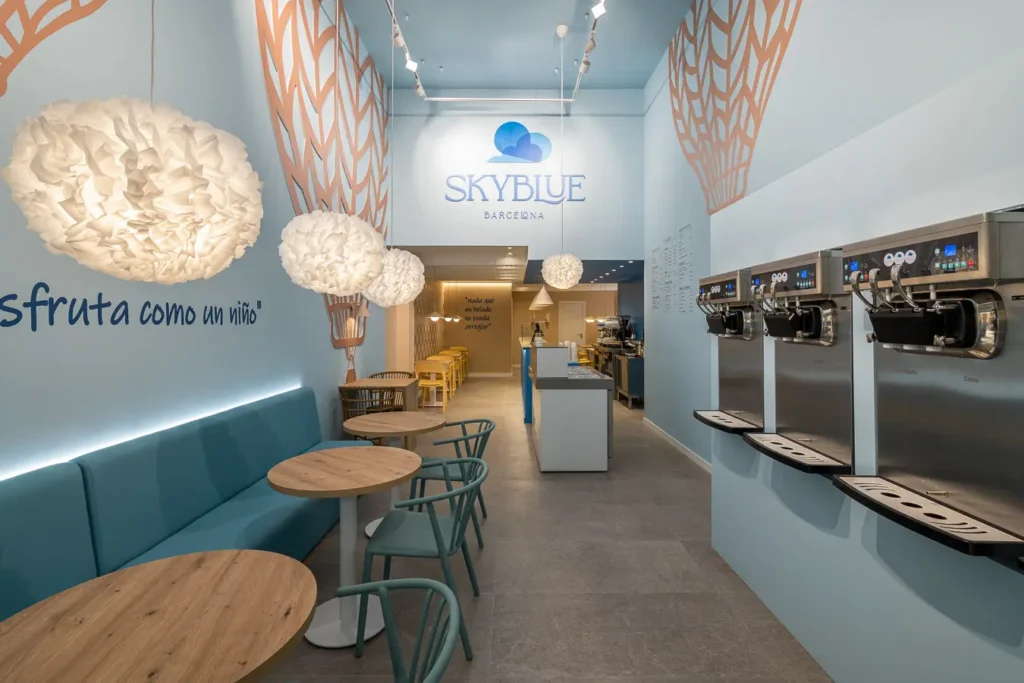 interior de la heladeria con maquinas de helado y decoracion de nubes