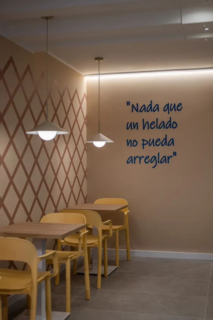 rincon de cafeteria con frase inspiradora en la pared